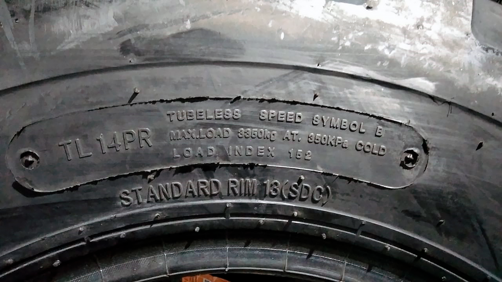 Шина для экскаваторов-погрузчиков FELEDE 405/70-20 (16.0/70-20) 14pr DR-4 TL